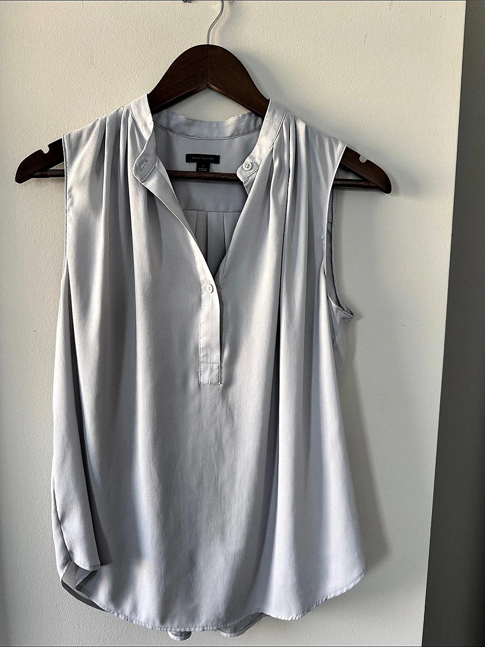 Ann Taylor Sleeveless Pleated Blouse in White Size Small Like New